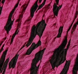 Látka kupón dva tvarované kraje fuchsie/černá