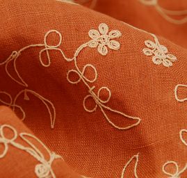 Len vyšívaný skořicový/krémová výšivka