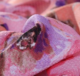 Žakárová letní látka tisk růže červená