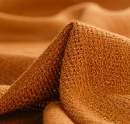 Bavlněná látka s plastickou strukturou hnědá
