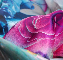 Satén vzor růží na mramoru tyrkys/fuchsie