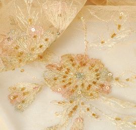 Krajka vyšívaná na tylu s aplikacemi 