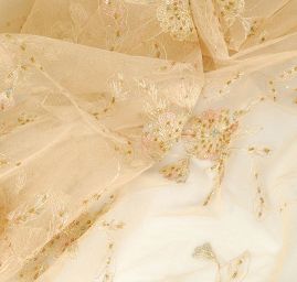 Krajka vyšívaná na tylu s aplikacemi 