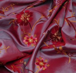 Vyšívaný taft s květy a listy šanžán fialový