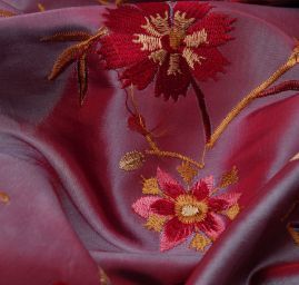 Vyšívaný taft s květy a listy šanžán fialový