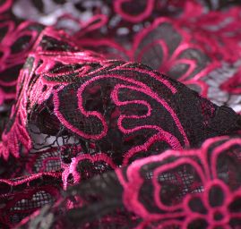 Efektní krajka na tylu motiv květy fuchsiová/černá