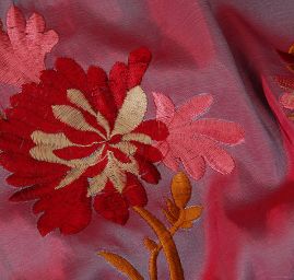 Vyšívaná taftová metráž s květy šanžán vínová/fialová