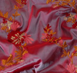Vyšívaná taftová metráž s květy šanžán vínová/fialová
