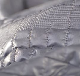 Látka prošev motiv "kostky a pruhy" šedá