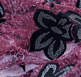 Efektní krajka vyšívaný tyl s bordurou bordó/černá