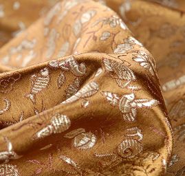 Brokát jemný květinový motiv hnědý