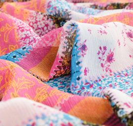 Jemný pružný šifon motiv patchwork růžová