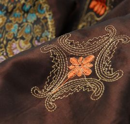 Vyšívaný taft vzor v marockém stylu tmavě hnědý