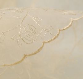 Vyšívaná organza metráž - motiv růží