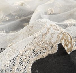 Krajka na tylu výšivka květinová slonová kost II.jakost