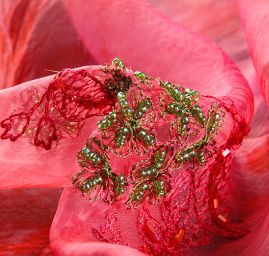 Krajka výšivka na organze korálky/rokajl vínová