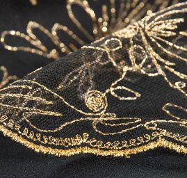 Krajka motiv květu zlatá výšivka ny černém tylu