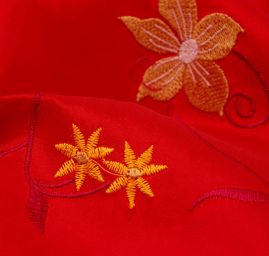 Vyšívaný taft s pruhy z květů červený