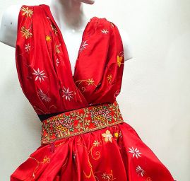 Vyšívaný taft s pruhy z květů červený