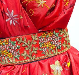 Vyšívaný taft s pruhy z květů červený