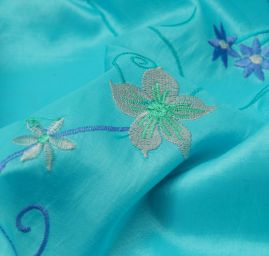 Vyšívaný taft s pruhy z květů tyrkysový
