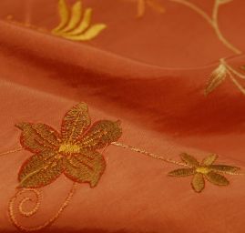Vyšívaný taft s pruhy z květů skořicový