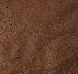 Vyšívaný taft hnědý s nopky