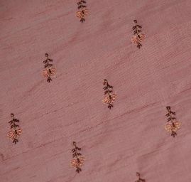 Vyšívaný šantung starorůžový vzor drobné květy