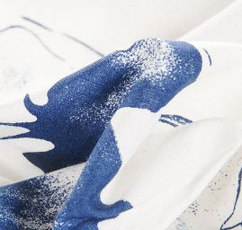 Viskózová šatová látka květinový vzor modrá/bílá