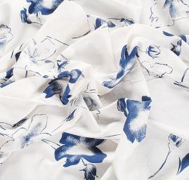 Viskózová šatová látka květinový vzor modrá/bílá