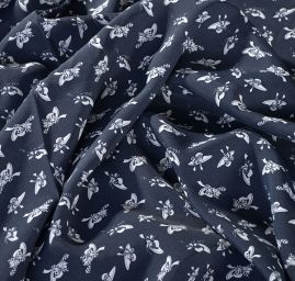 Látka na šaty motiv kloboučků tmavě modrá