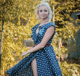 Látka na šaty motiv kloboučků tmavě modrá