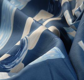 Imitace hedvábí látka kupón přezky modrá