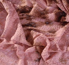 Pružná romantická krajka batika hnědá/starorůžová