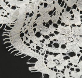 Krajka ve francouzském stylu bílá