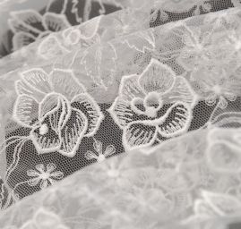 Bílá krajka na tylu s výšivkou růže