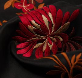 Vyšívaný černý taft s květy