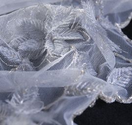 Efektní krajka vyšívaný tyl s plastickými květy