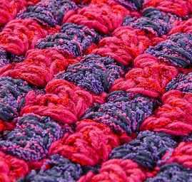 Háčkovaná taška v červenofialové farbe