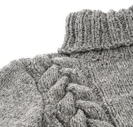 Šedý svetr s copánkovým vzorem