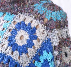 Originální háčkované pončo s kapucí do modra