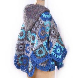 Originální háčkované pončo s kapucí do modra