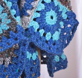 Originální háčkované pončo s kapucí do modra