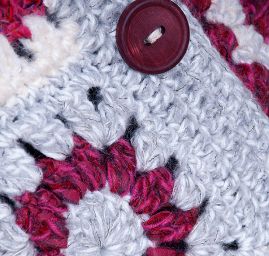 Originální háčkovaný kabát s límcem barvy fuksie