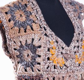 Originální háčkovaná vesta hnědý melír