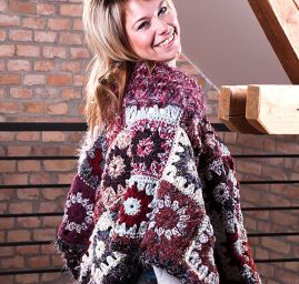 Originální háčkované pončo s velkým límcem