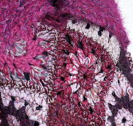 Originální háčkované pončo s velkým límcem