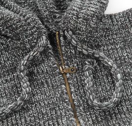 Pletený svetr s kapucí