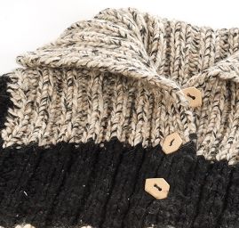 Pletený svetr s plastickým vzorem, hnědo-šedý