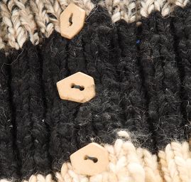 Pletený svetr s plastickým vzorem, hnědo-šedý